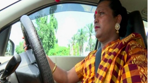 Transgender Rani Kinnar Becomes India's First 5-star-Rated Cab Driver