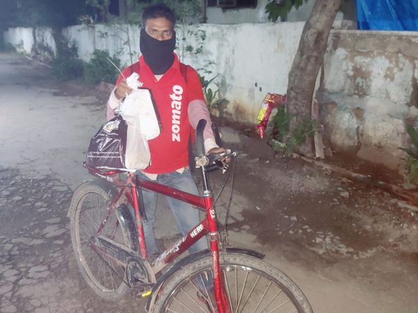 Zomato Delivery Boy Rides 9kms in 20 mins To Fulfil An Order, Is Gifted A Bike By Netizens