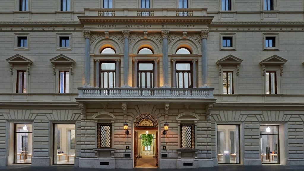 Apple's New Retail Store In Rome Happens To Be A 19th Century Palazzo