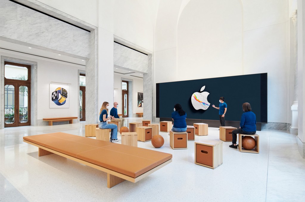 Apple's New Retail Store In Rome Happens To Be A 19th Century Palazzo